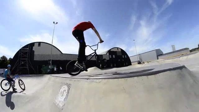 Earphones Train trip смотреть онлайн