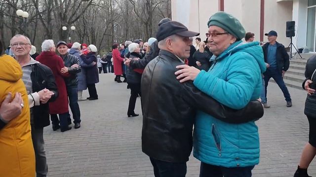 "ЗИМА"... звучит на танцполе в Гомельском парке...26.03.2023года. смотреть онлайн