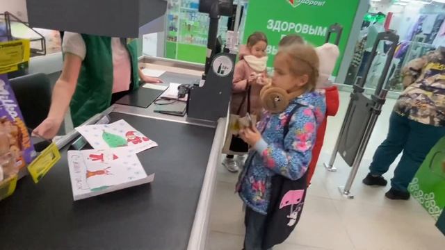 Акция !!!!Только 17.12.2022 магазин Перекрёсток дарит киндер в обмен на твой Новогодний рисунок!!!! смотреть онлайн