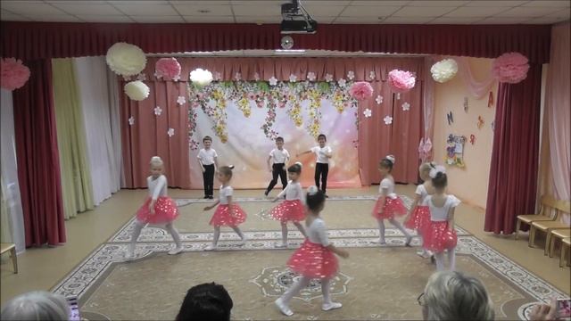 Танец «Я маленькая модница, я папина беда». Ведущая - Юданова Ангелина. Мы танцуем, мы играем. смотреть онлайн