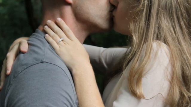 Подкралась незаметно к комнате. Я увидела, как папа занимается любовью с тётей. #историиизжизни