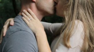 Подкралась незаметно к комнате. Я увидела, как папа занимается любовью с тётей. #историиизжизни