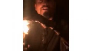 Благодатный огонь ополяет бороду. Умывание огнём.