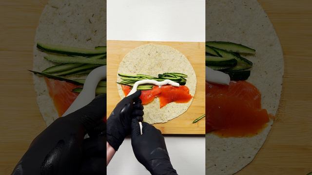 Ролл в японском стиле с красной рыбой