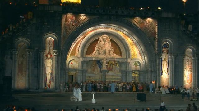 Procession Mariale aux flambeaux at the Sanctuaire de Lourdes | 22 August 2023 смотреть онлайн