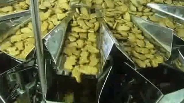 Вертикальная упаковочная машина - вертикалка - упаковка печенья в пакеты из пленки - MVI 0858 смотреть онлайн