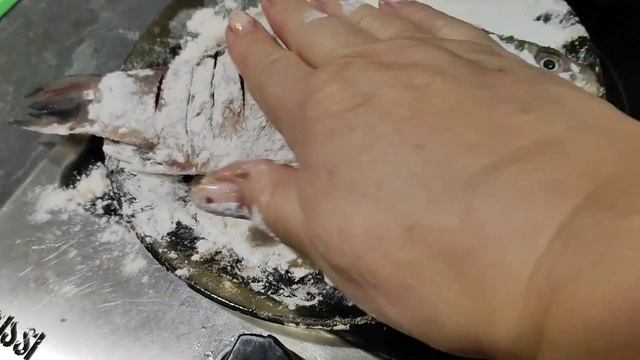 Запеченый в сметане карась, свежий только что поймали и сразу в духовку. смотреть онлайн