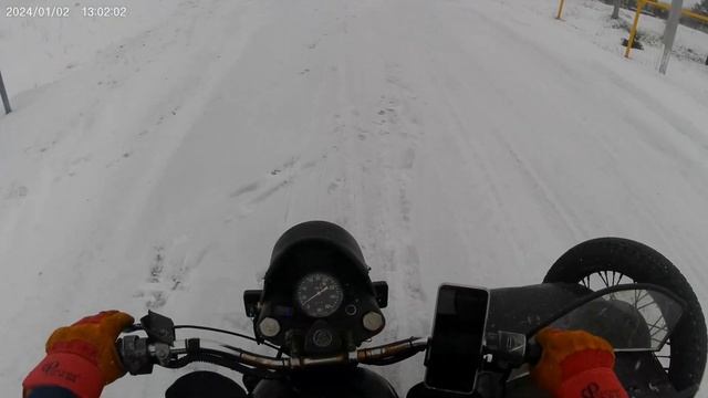 Зимняя покатушки на Мотоцикле Урал!Дрифт на Урале!❄Урал валит боком!!?? смотреть онлайн