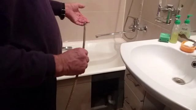 Как прочистить канализацию . Сантехническим трос . смотреть онлайн