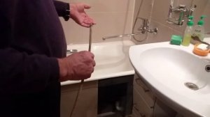 Как прочистить канализацию . Сантехническим трос .