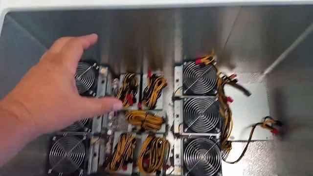 Иммерсионное охлаждение майнинговой фермы в морозильной камере. Примерка смотреть онлайн