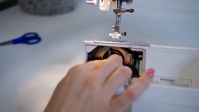How to Thread the Bobbin on the Janome Sewing Machine смотреть онлайн