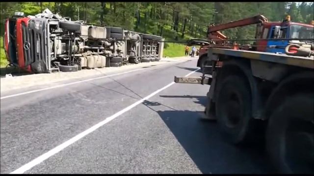 Постановка на колеса седельного тягача Mercedes с прицепом смотреть онлайн