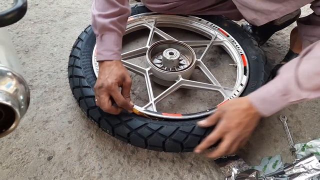 Installation of Timsun Tubeless Tyre in Suzuki GS 150 SE 100x90x18 & 90x90x18 || Explore with kashi смотреть онлайн