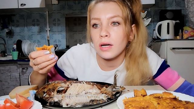 Мукбанг //жареная рыба (КАРАСИ)такая любовь у меня была. Я ЛЮБИЛА А ОН НЕТ. смотреть онлайн