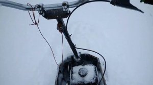 Снегокат "Снежный конь" едет по пухляку.