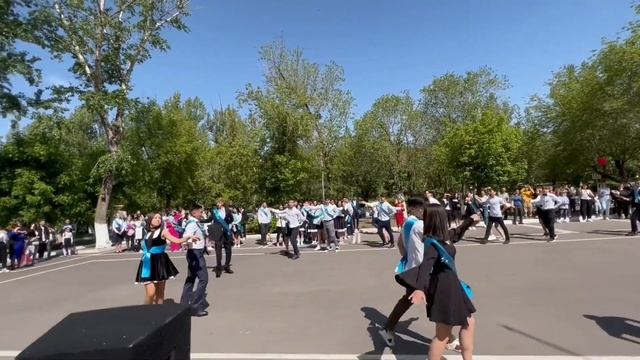 Шикарный вальс на "Последний Звонок" 2022 смотреть онлайн