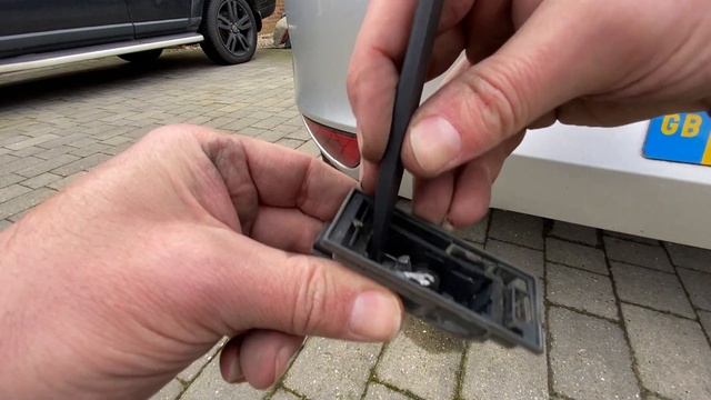 Renault Clio Changing Number Plate Light Bulbs смотреть онлайн