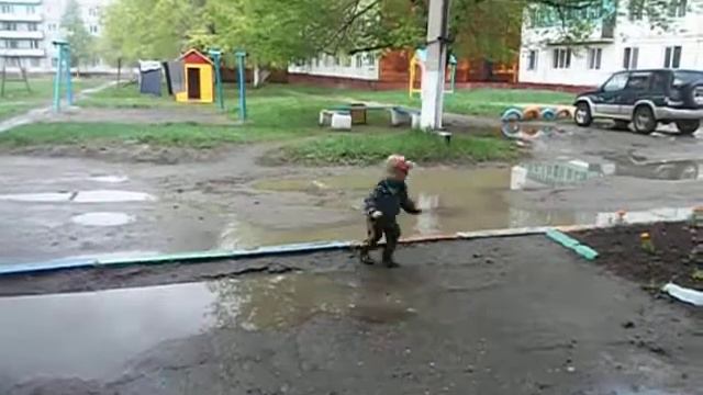 ребенок радуется дождю смотреть онлайн