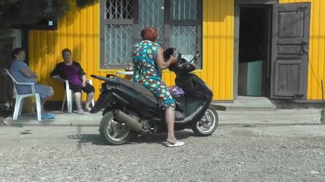 РАЗГОВОРЧИВАЯ БАБУШКА НА СКУТЕРЕ)) смотреть онлайн