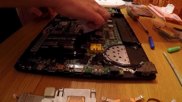 Меняем термопасту и апгрейдим ноутбук сами смотреть онлайн