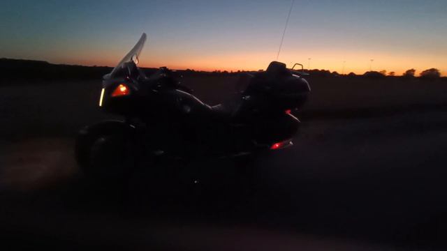 Yamaha 1300 Royale Venture 1991 route de l'embauche aux aurores entre Cozes et Royan . смотреть онлайн