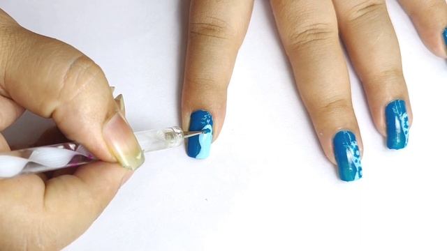 Beautiful Flowers Nail Art Over Shades Of Blue Nail Polish #nailart #flowers смотреть онлайн