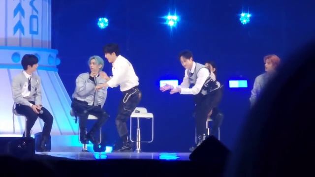 CHAN AND CHANGBIN DANCING TO QUEENCARD In Skz Fanmeet❤ #skz #changbin #bangchan #binchan #kpop