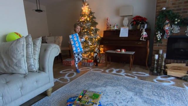 Открываем 6 подарков ! Санта прочитал мое письмо ! Ура! Unboxing / 6 GIFTS / Santa read my letter смотреть онлайн