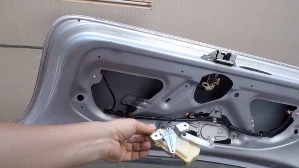 Toyota Yaris 1999–2005 How to Replace a Tailgate Actuator