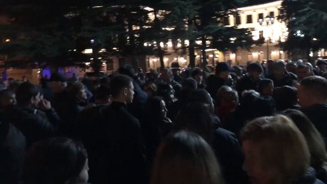Собравшиеся на площади Цхинвала люди ждут итогов президентских выборов смотреть онлайн