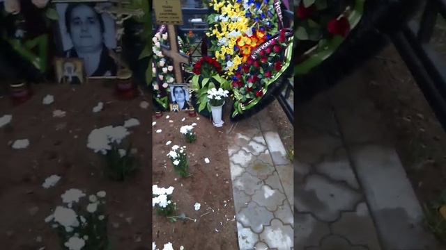 Завтра 40 дней у Мамы, вот пошла цветы поменяла, убралась также, Рядом Папа смотреть онлайн