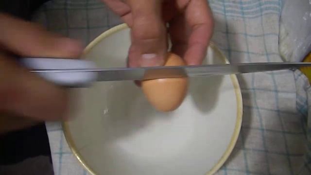 Режем сырое яйцо смотреть онлайн