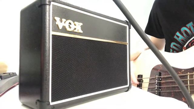 VOX - AC2 RhythmVOX Bass - MINI BASS AMP(excuse the sloppy playing) смотреть онлайн