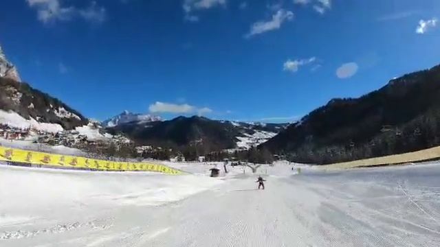 4 years old kid learning to ski. Colfosco'19, Italy смотреть онлайн