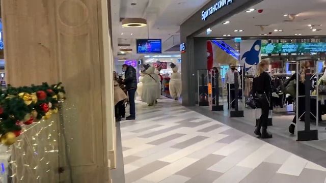 В Детском мире на Лубянке Снеговики трубят 'She is Gared'! смотреть онлайн