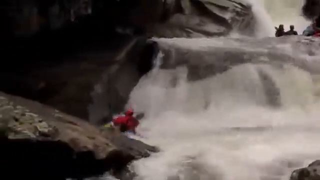 На каяках и пакрафтах в узком каньоне реки Грин, водопад Горилла. США смотреть онлайн