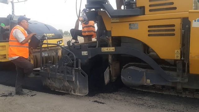 TOSHKENT VILOYATI BEKOBOD TUMANI XOS QISHLOG'IDA YANGILIK ASOSI YO'LGA ASFALT YOTKIZILMOQDA
