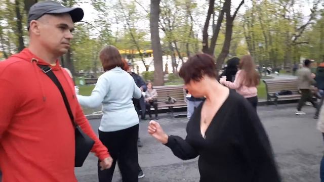 Розовые розы Светке Соколовой!!!Танцы в саду Шевченко,Харьков. смотреть онлайн