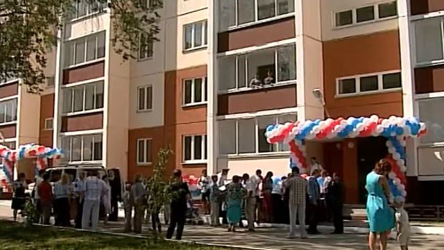 Михаил Юревич вручил ключи от новых квартир 79 сотрудникам ОВД