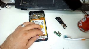 Телефон Huawei не реагирует на зарядку и кнопку включения. Лечим без замены деталей.