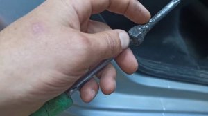 Один из способов как открутить  болты навесов двери ваз...