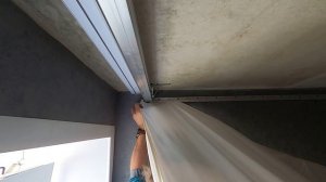 Как сделать натяжной потолок со скрытым карнизом и с остановкой по окну, угол 90 градусов. Подробно