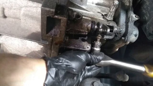 Ford - Wymiana uszczelniacza wybieraka skrzyni biegów смотреть онлайн