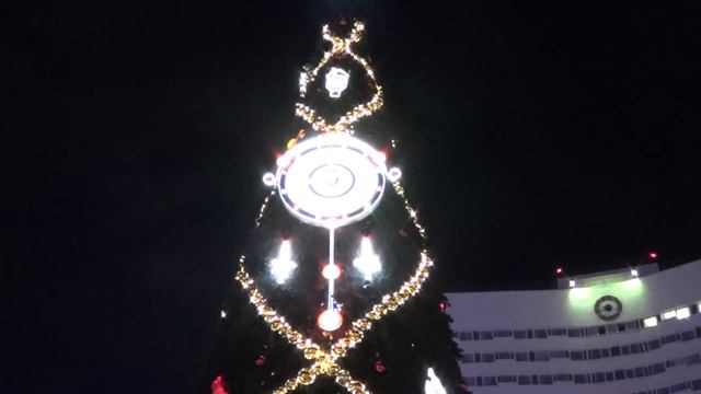 Zoom на камере. Луна и новогодняя ёлка. Мурманск 14.01.17 смотреть онлайн