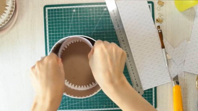 Как сделать круглую коробку из картона/ шляпная коробка своими руками/картонаж смотреть онлайн