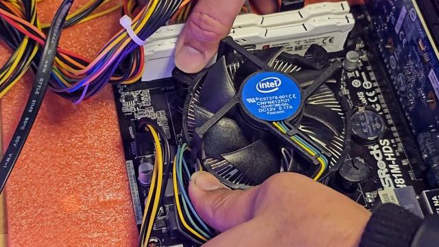 $30 GAMING PC Vs CHICKEN Bucket - Ultimate Showdown смотреть онлайн