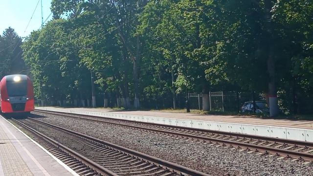 прибытие ласточки ЭС2Г на ж/д станцию Светлогорск-2/Svetlogorsk-2 railway station смотреть онлайн