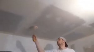 Как правильно поклеить флизелин на потолок.