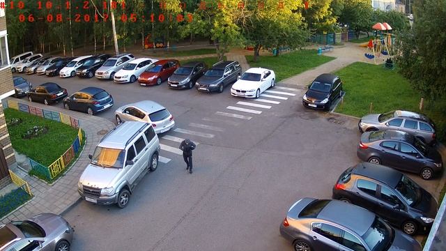 Нарик лезет в машину за видеорегистратором смотреть онлайн